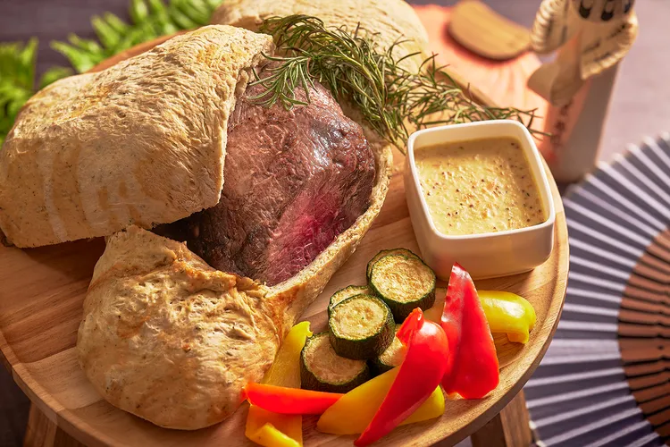 Brilliant鉑麗安全日餐廳「日本美食祭」，主廚特別推薦「香草麵包裹烤日本牛」，舒肥後的牛肉包裹拌入迷迭香與巴西里香氣的麵糰烘烤，呈現歐陸與和風交融的層次口感。JR東日本大飯店台北提供