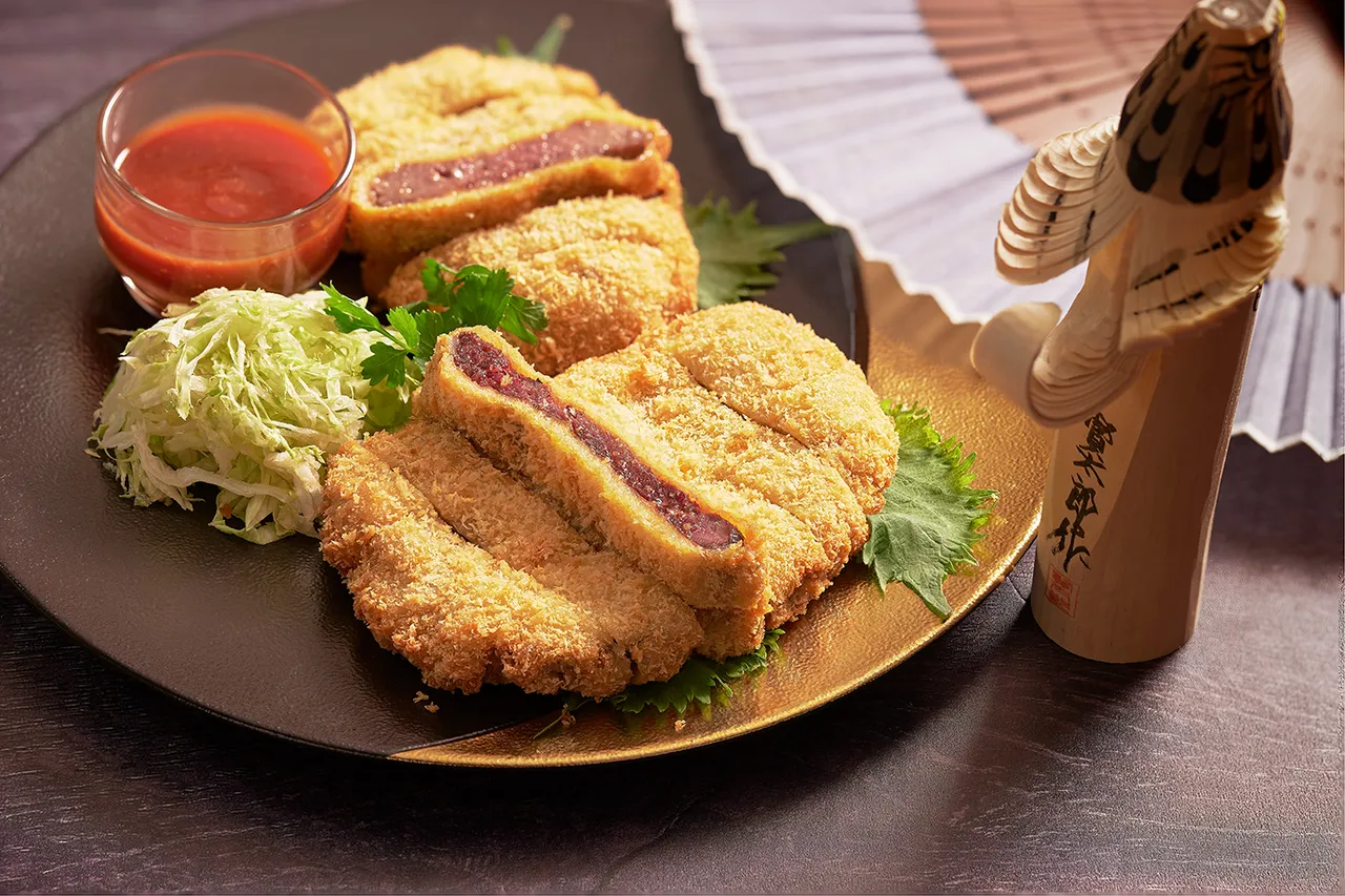 Brilliant铂丽安全日餐厅「日本美食祭」,「炸和牛排」则采日式高温炸法,外皮酥香金黄、内里软嫩多汁,搭配融合辣根与寿喜烧风味的特制酱汁,咸香微辣。JR东日本大饭店台北提供