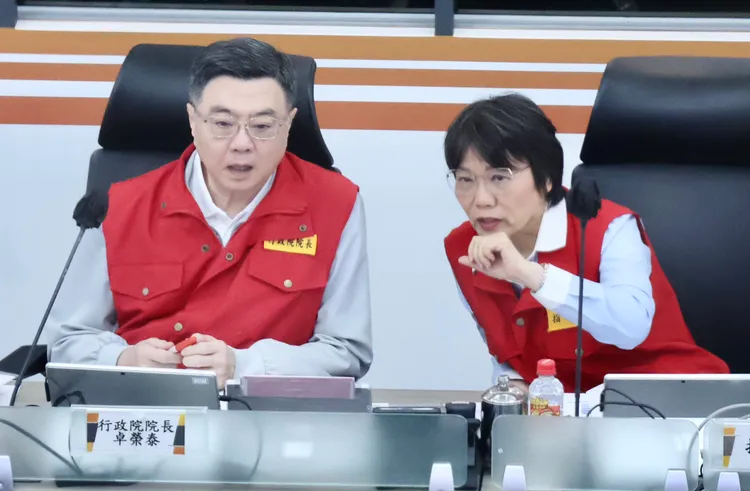 行政院長卓榮泰、內政部長劉世芳上午便開始在中央災害應變中心內指揮。記者莊宗達攝
