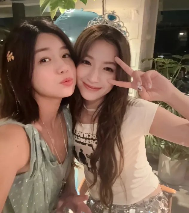 陈妍希与欧阳娣娣贴脸合影。翻摄陈妍希小红书