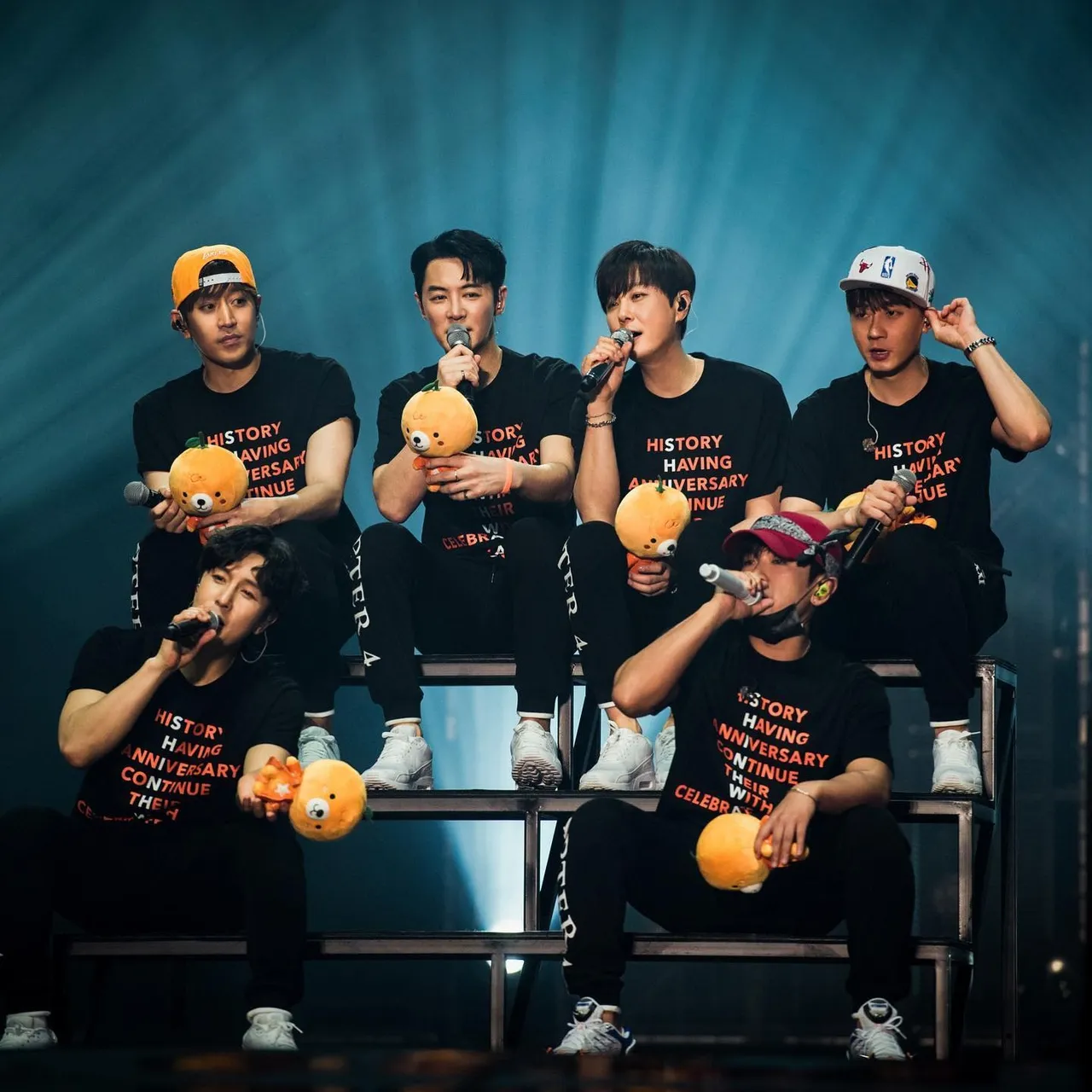 李玟雨(前排右)繼Eric(後排左起)、JunJin、Andy(後排右),加入人夫行列。翻攝神話IG