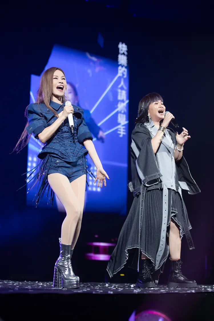 彭佳慧（左）邀客語唱將吉那・楊淑喻飆嗓《捉迷藏》。索尼音樂提供