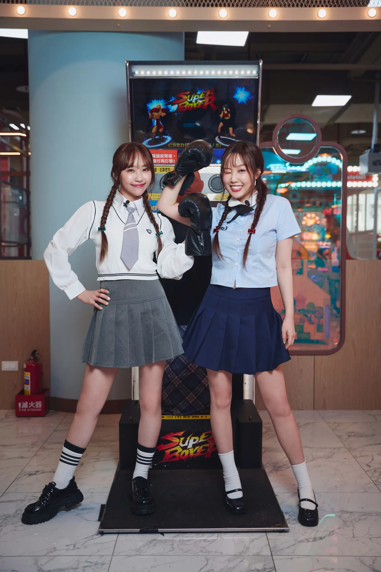 圣恩(左)与安吉学院风制服上身,非常俏丽。索尼音乐提供
