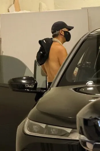 周润发半裸照网上疯传。翻摄JNYm小红书