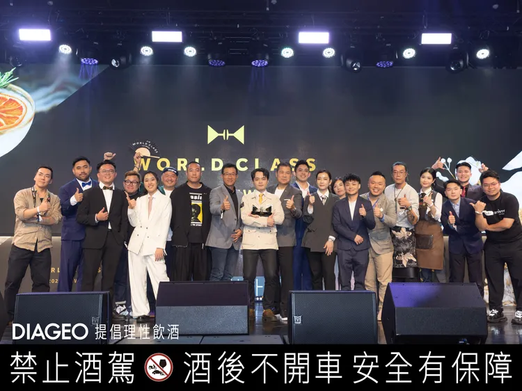 2025 World Class 台灣區決賽十強選手與歷屆最佳調酒師及特別來賓合影。品牌提供