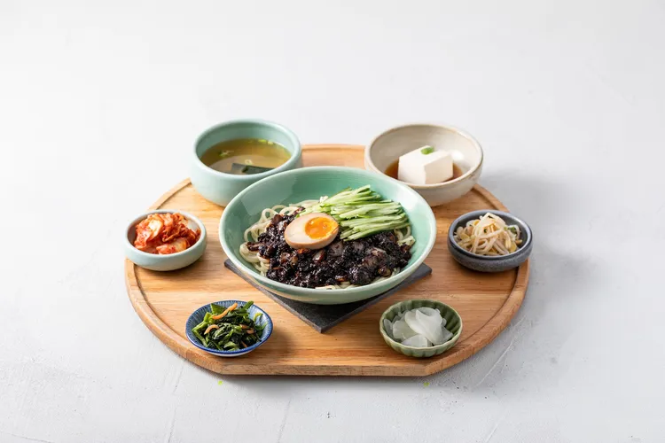 韓姜熙的小廚房韓式炸醬麵定食208元。業者提供