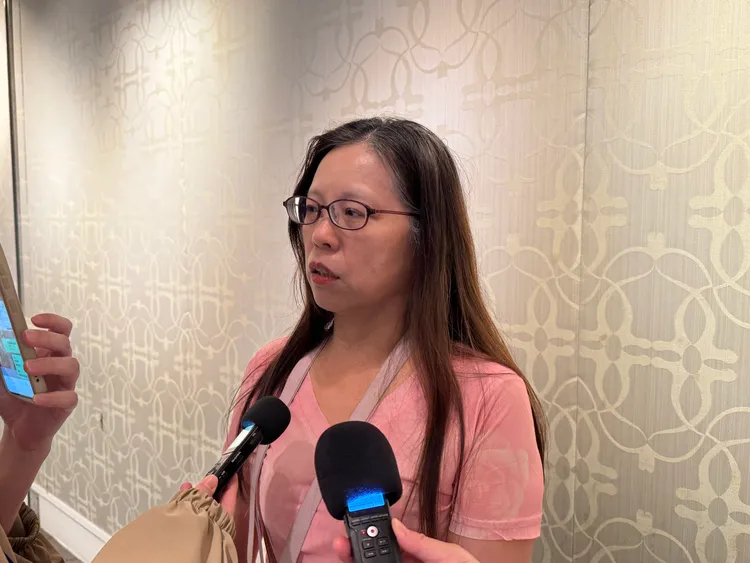 衛生局食藥科長林冠蓁說明飲冰品抽驗結果。張綵茜攝