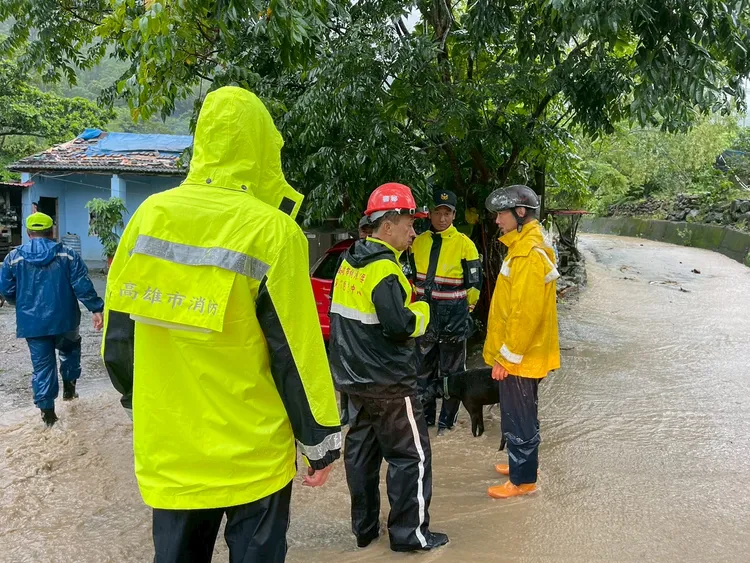 高雄市六龜、桃源區土石流警戒區撤離民眾。翻攝畫面