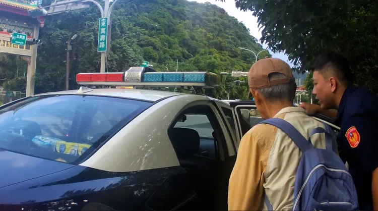 警方順利護送老翁返回。警方提供