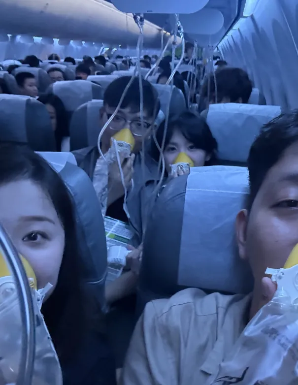 乘客表情驚恐。翻攝自微博