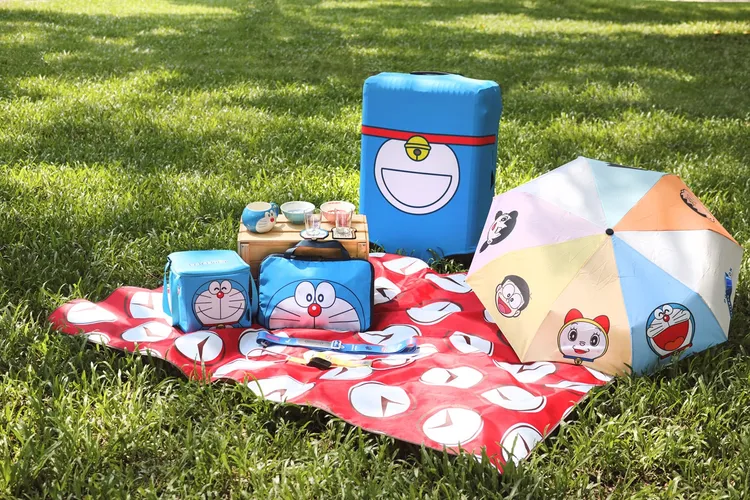 「murmur品牌｜哆啦A夢精品」門市快閃購商品，有結合經典時光布造型的「野餐墊」、仿照哆啦A夢肚子造型設計的「行李箱保護套」等商品。7-ELEVEN提供
