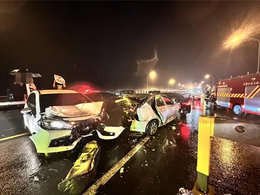 国1苗栗段大雷雨中9车追撞 孕妇、孩童7人送医!50岁女身亡