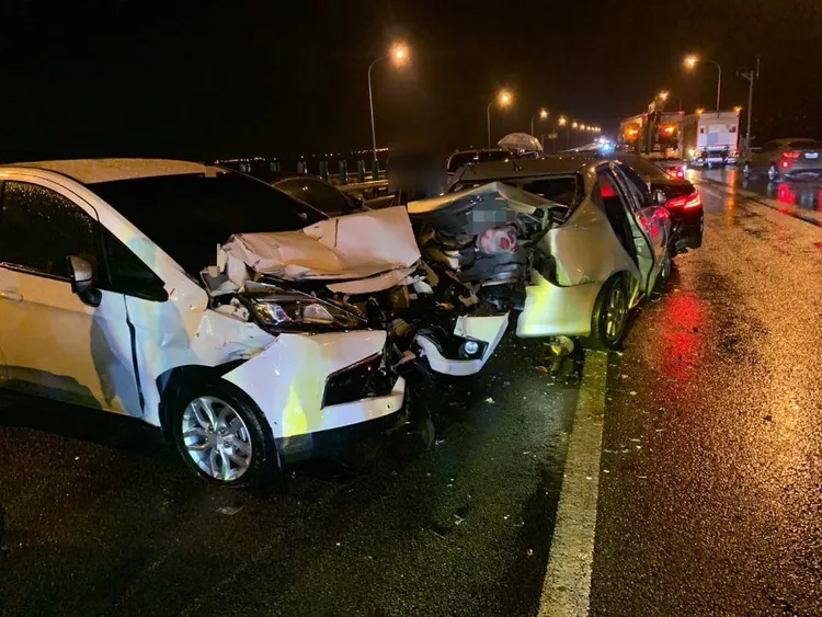 現場共1輛大貨車8輛轎車追撞。民眾提供