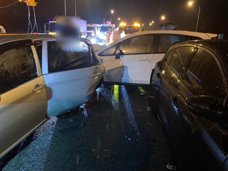 現場多車追撞亂成一團。民眾提供