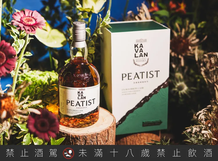 噶瑪蘭泥煤探尋者波本桶泥煤威士忌原酒單一麥芽威士忌，酒精濃度50-59.9%，容量700ml，建議售價$3,500。品牌提供