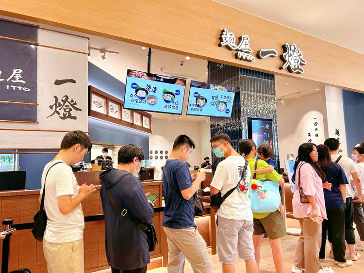 號稱東京拉麵之王的「麵屋一燈」桃園首店正式插旗華泰名品城，開幕首日即吸引大量民眾排隊。業者提供