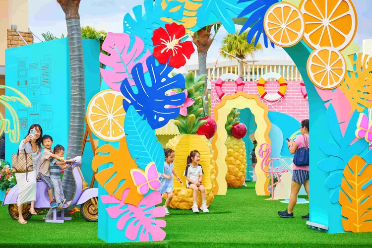 俏皮繽紛的扶桑花、巨型熱帶水果可以拍好拍滿。業者提供