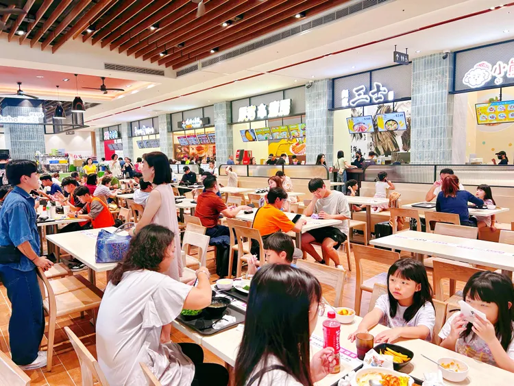 歷經4個月改裝的一期2F美食街全新登場，18家人氣餐飲品牌強勢進駐，話題與美味一次滿足。業者提供