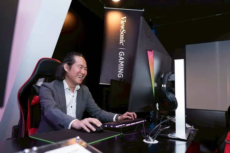 即使身為總經理，連育仁仍親自測試產品細節、投入研發現場，維持教師出身的實作文化。彭欣偉攝