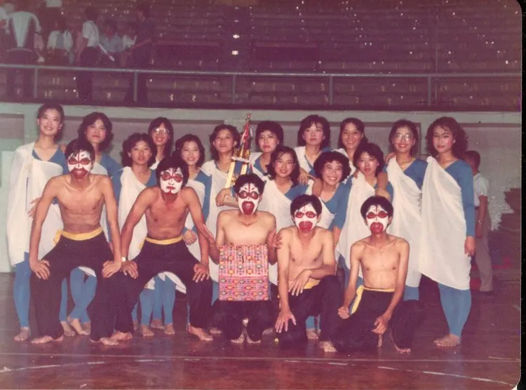 小彤（抱獎盃者）大學帶領系上同學贏得全校舞蹈比賽冠軍。馬可孛羅公關提供