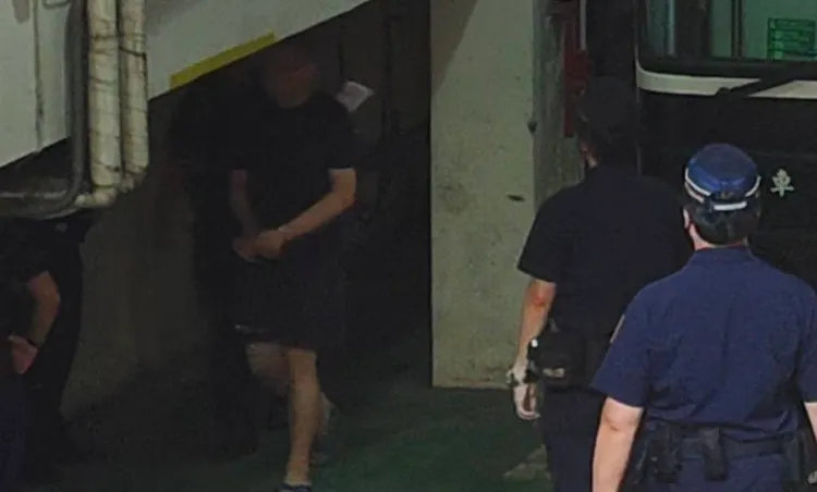 柯文哲今天下囚車十，一名女小草不斷高喊阿伯加油！張欽攝
