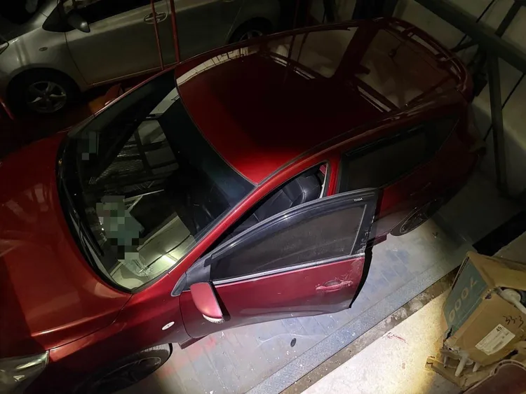 1歲男童當時被父親暫放駕駛座，疑因其他車主按下機械車位啟動鈕，車位移動導致男童摔出車外被車子壓傷，送醫不治。民眾提供