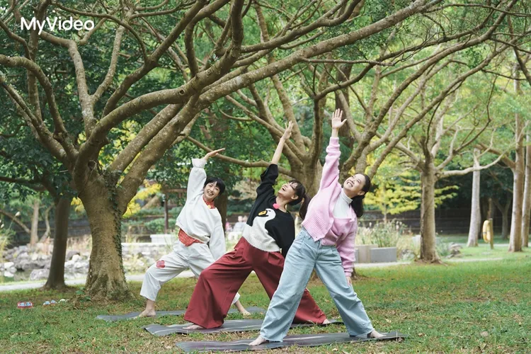 曾寶儀（右）與旺福主唱兼吉他手Mami（左）、貝斯手推機（中）一起在大自然裡做瑜珈。台灣大哥大MyVideo、三立提供