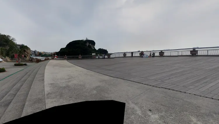 今天清晨在西子灣觀景平台前水域礁石發現男性浮屍，確定是86歲梁姓老翁。取自google map