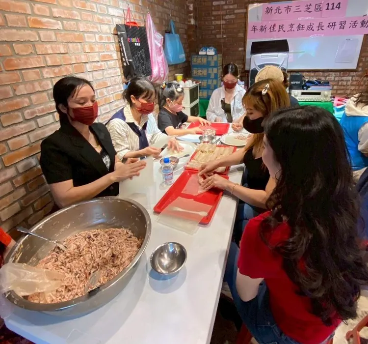烹飪課程中，學員們互相學習交流，親手製作越南春捲、牛肉河粉等異國料理，並融入台灣食材。公所提供