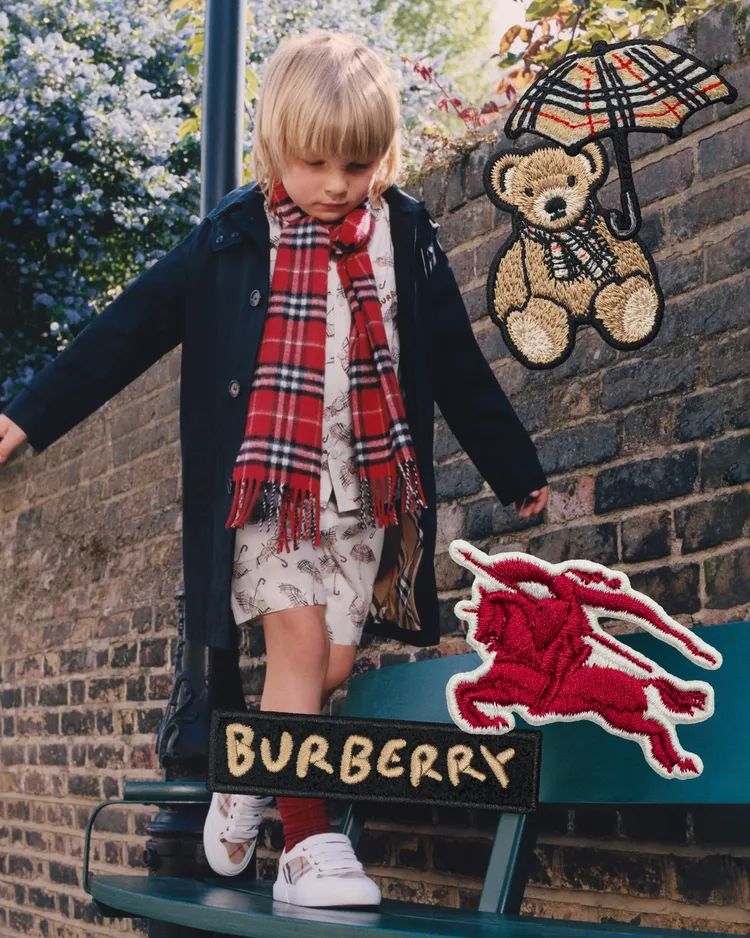 BURBERRY經典格紋成為校園造型的視覺亮點。品牌提供