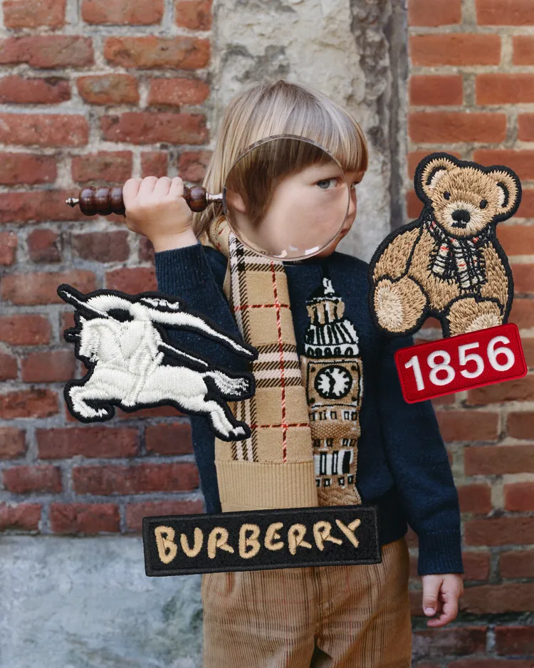 BURBERRY讓學童化身英倫風小潮人。品牌提供