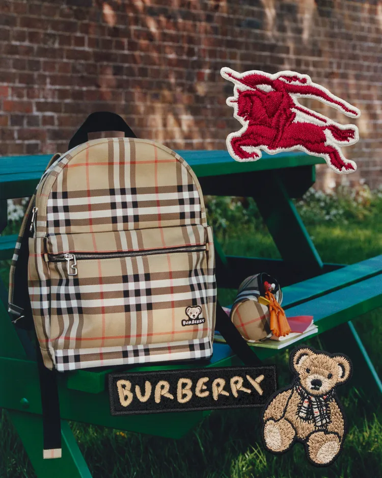 必備的上學用品也披上格紋外衣。品牌提供