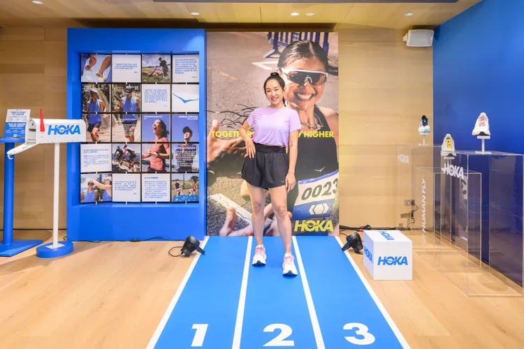 HOKA跑道貫穿CAFEAO地板與牆面。品牌提供