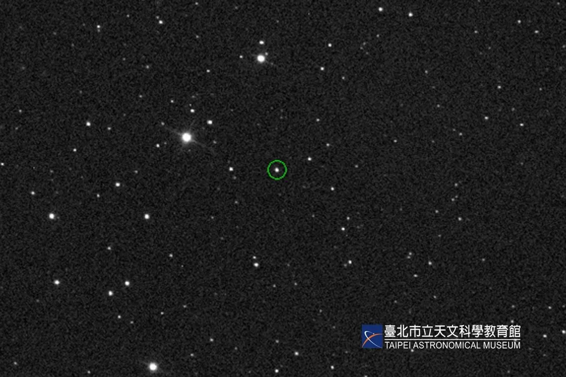 冥王星于7月15日的位置影像,由绿圈标示。台北天文馆提供
