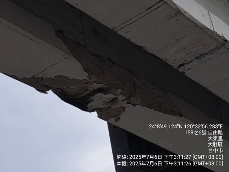 建設局立即啟動橋梁檢查機制，主梁底部局部破損經評估尚無立即危險性。市府提供
