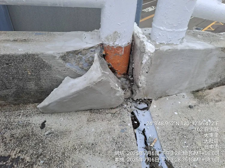 天橋結構單側位移2.5公分，初步判定沒有立即危險性，為確保整體安全，將再進一步進行檢查。市府提供