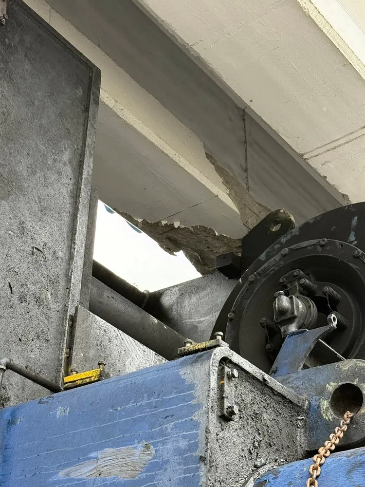 超高車輛撞擊大肚區人行天橋造成部分橋體破損。市府提供