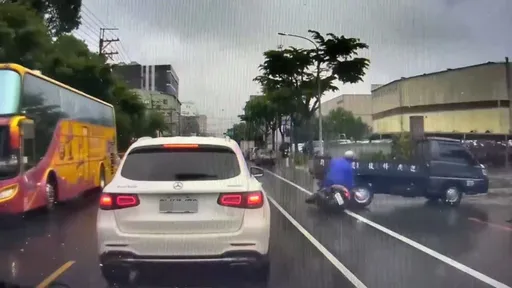 小貨車駕駛左轉疑未注意直行車輛 騎士攔腰撞上倒地受傷