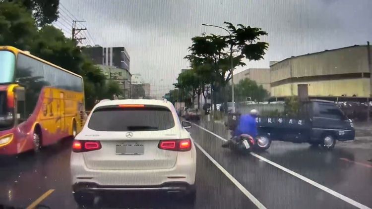 小貨車駕駛左轉疑未注意直行車輛　騎士攔腰撞上倒地受傷