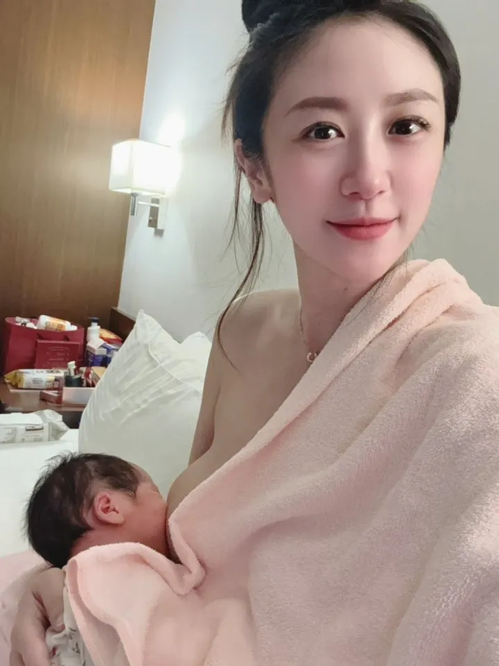 蔡允潔曬出一張親餵照。翻攝蔡允潔臉書