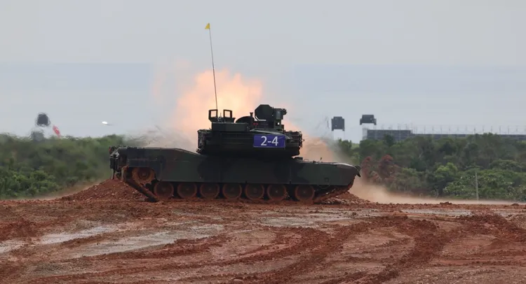 被稱作「地表最強戰車」的陸軍新式裝備「M1A2T」，今天上午在新竹坑子口訓場實施120公厘戰車砲實彈射擊，場面震撼。李俊毅攝