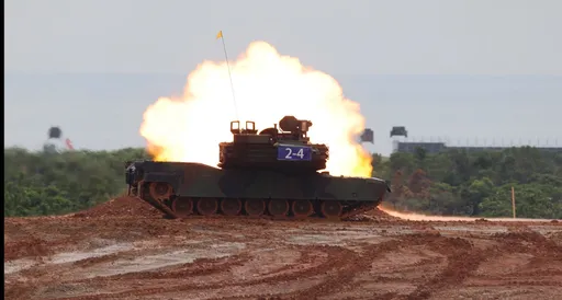 直擊| M1A2T「首開砲」炮聲震天!4車狂射19發穿甲彈展兇猛火力