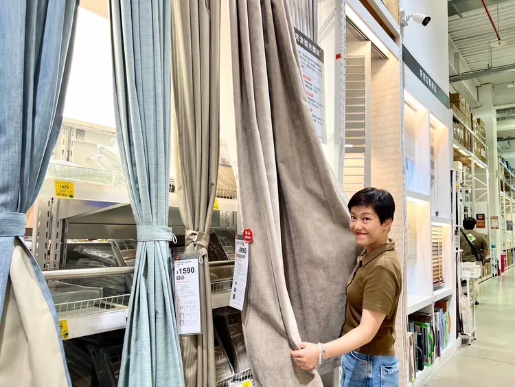 若想阻擋大部分輻射熱進入室內，建議可選用「淺色、遮光率達80%以上的遮光窗簾」，並於白天出門前將窗簾拉上。業者提供