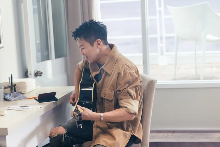 陶喆在MV彈吉他成驚喜彩蛋。偉大文化提供