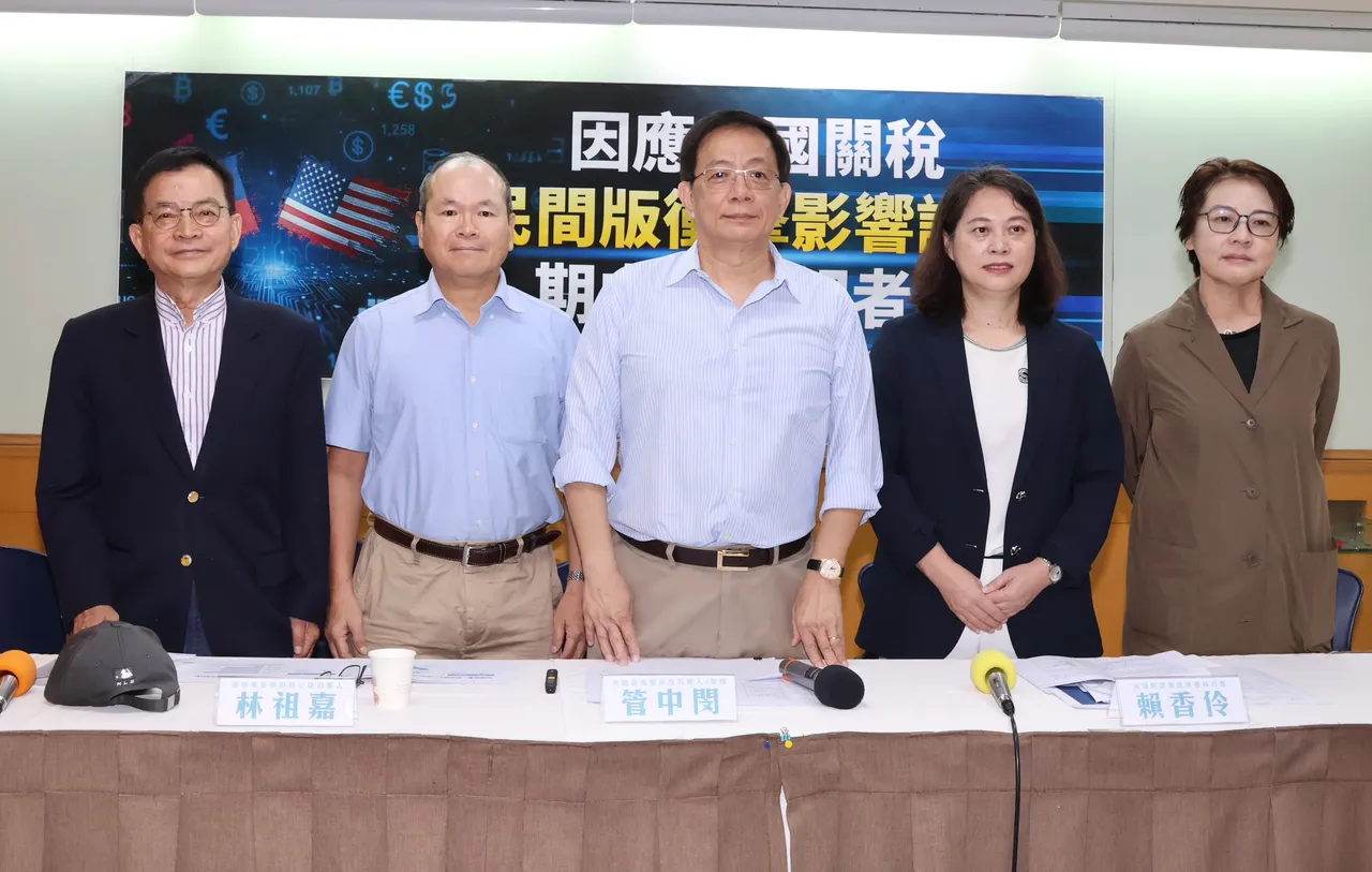 「因应美国关税,民间版冲击影响评估期中报告」记者会 国民党立委赖士葆(左起)、政大经济系兼任教授、国政基金会经财组召集人林祖嘉、前台大校长管中闵、民众党政策会执行长赖香伶、民众党立委黄珊珊。庄宗达摄
