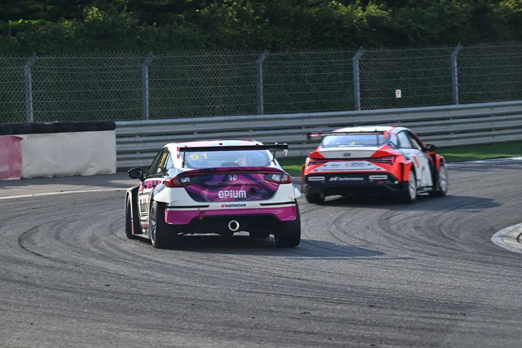 TCR Taiwan排位賽，KMSA MOTORSPORT N車隊崔丁元以1分42.724秒搶下竿位，AAI車隊施世偉以1分43.413秒拿下排位第二。主辦單位提供