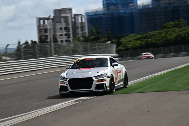 TURBO組Garage Racing元德朋國際陳元龍駕駛Audi TTS賽車，以A+B車手1分47.019秒+1分48.431秒加總3分35.450秒搶下最速竿位。主辦單位提供