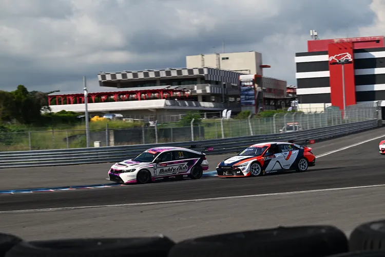 施世偉成功超越後守住領先順利衝過方格旗，拿下Rd.2 TCR Taiwan第一回合A組冠軍，崔丁元亞軍。主辦單位提供