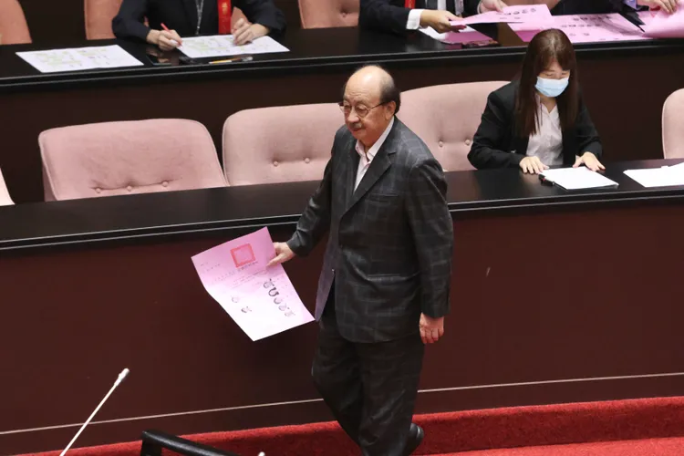 民進黨團總召柯建銘對大法官被提名人陳慈陽、詹鎮榮投下不同意。彭欣偉攝