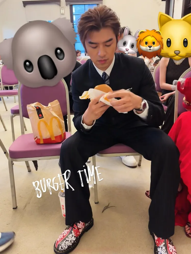 身穿筆挺西裝的陳柏霖在後台大啖麥當勞。翻攝陳柏霖IG